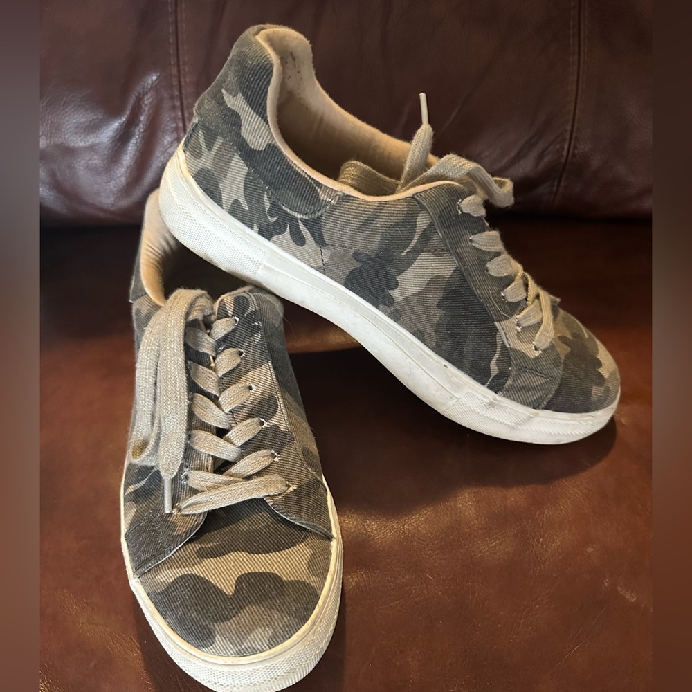 Soda brand camo tennis shoes size 9